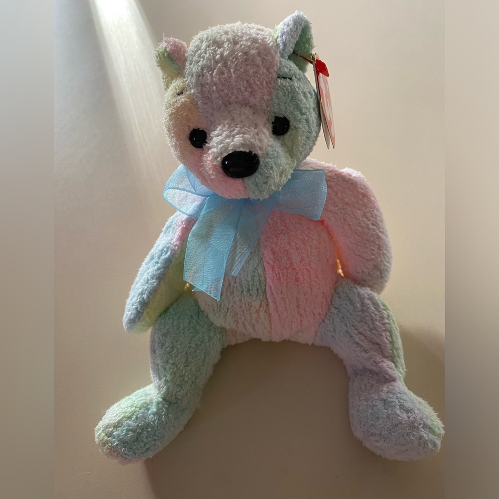 NWT BEANIE BABY “Mellow” the bear, kept in collector case.